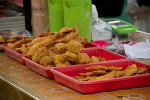 gebakken tofu en tempeh verkocht door straat verkoper, populair Indonesisch straat voedsel foto