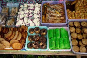 traditioneel Indonesisch cakes verkocht door straat verkoper, linggang grote, west kut, oosten- kalimantaan, Indonesië foto