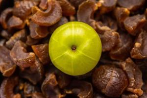 spijsvertering droog amla snoep met vers Indisch kruisbes foto