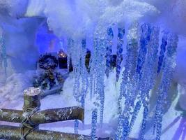 Kerstmis winter achtergrond met ijspegels hangende van net takken. foto