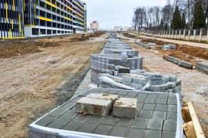 industrieel bouw en reparatie van wegen en voetpaden met houdende van asfalt en bestrating platen gebruik makend van modern gebouw materialen en technologieën foto