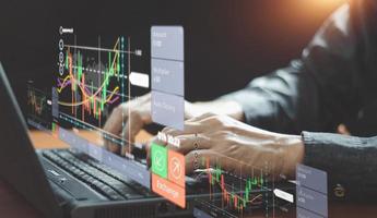 planning analyseren indicator en strategie kopen en verkopen, voorraad markt, bedrijf groei, vooruitgang of succes concept. zakenman of handelaar is richten een groeit virtueel hologram voorraad, investeren in handel foto