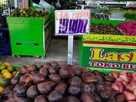 verzameling van bruin salak pondoh fruit schilferig Leuk vinden zoet slangen sommige fruit zetten Aan houten tafel Aan natuurlijk achtergrond voor uitverkoop in fruit winkel foto