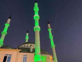 groot mooi hoog moslim moskee Islamitisch tempel voor gebeden naar god Allah met hoog religie torens in warm tropisch oostelijk land zuidelijk toevlucht Bij nacht foto