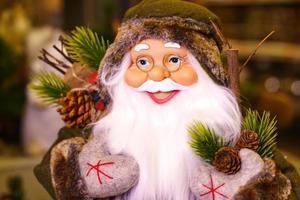 detailopname van de kerstman claus pop, de kerstman claus standbeeld met Kerstmis decoraties foto