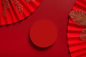 bespotten omhoog podium ronde stadium of voetstuk en papier ventilator Chinese nieuw jaar symbool top visie foto