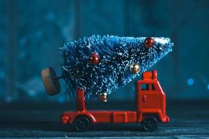 Kerstmis boom ornamenten Aan speelgoed- auto foto