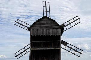 zomer landschap met een oud houten molen foto