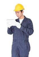 arbeider gebruik makend van een tablet en Holding blauwdruk Aan wit foto