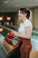 meisje spelen bowling negen pin foto