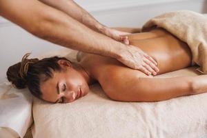 vrouw genieten van massage in spa centrum foto