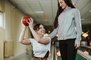 vrouw vrienden hebben pret in een bowling steeg foto