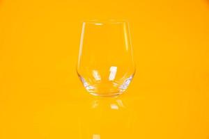 leeg glas leeg pot leeg ijs emmer Aan oranje achtergrond foto