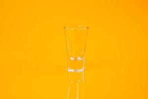 leeg glas leeg pot leeg ijs emmer Aan oranje achtergrond foto