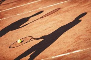 schaduw Aan een tennis rechtbank foto