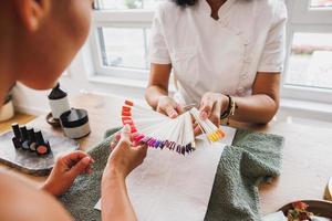 vrouw kiezen kleur van nagel Pools foto