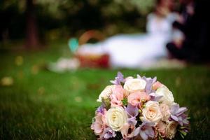 bruidsboeket gemaakt van witte rozen foto