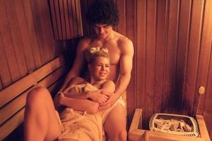 paar in de sauna foto