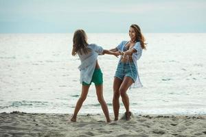 plezier op het strand foto