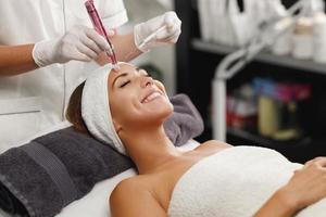 dermapen micro-needling behandeling in een schoonheid salon foto