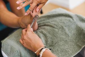 vrouw genieten van pedicure schrobben behandeling Bij een schoonheid salon foto