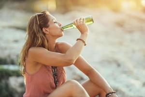 vrouw hebben pret terwijl genieten van een zomer vakantie Bij de strand foto