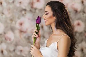 vrouw met Purper tulp foto