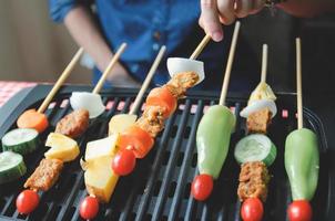 Mens Holding bbq Aan een grillen pan foto