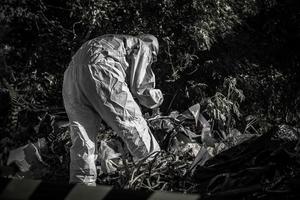 Aziatisch wetenschapper slijtage chemisch bescherming pak controleren Gevaar chemisch, werkend Bij gevaarlijk zone foto