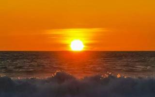 kleurrijk gouden zonsondergang groot Golf en strand puerto escondido Mexico. foto