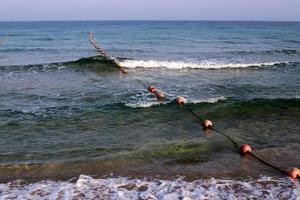 hennep touw met boeien Aan de stad strand foto