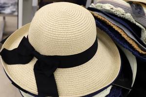 een vrouwen hoed is verkocht in een winkel in Israël. foto