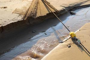 hennep touw met boeien Aan de stad strand foto