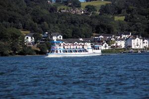 windermere in de uk in 2022. een visie van boten Aan meer windermere foto