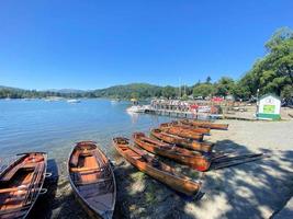 windermere in de uk in 2022. een visie van boten Aan meer windermere foto