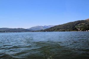 een visie van meer windermere in de zomer zon foto