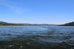 een visie van meer windermere in de zomer zon foto