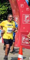 nieuw Delhi, Indië - oktober 16 2022 - vedanta Delhi voor de helft marathon ras na covid in welke marathon deelnemers over naar kruis de af hebben lijn, Delhi voor de helft marathon 2022 foto