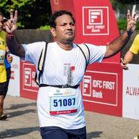 nieuw Delhi, Indië - oktober 16 2022 - vedanta Delhi voor de helft marathon ras na covid in welke marathon deelnemers over naar kruis de af hebben lijn, Delhi voor de helft marathon 2022 foto