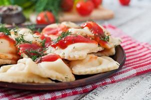 heerlijke ravioli met tomatensaus en dille foto