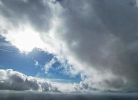 het beste hoog hoek visie van dramatisch wolken over- lucht foto