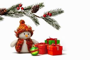 vrolijk Kerstmis en gelukkig nieuw jaar groet kaart. grappig handgemaakt sneeuwman in een hoed met cadeaus voor de nieuw jaar geïsoleerd foto