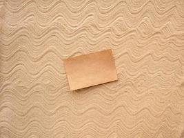 brief in de zand. ambacht papier voor schrijven Aan gevormde zee zand. foto