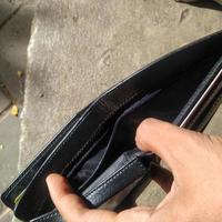 een man's portemonnee is leeg omdat hij heeft Nee geld. foto
