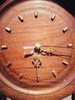 analoog muur klok gemaakt van hout heeft een oud of wijnoogst voelen foto
