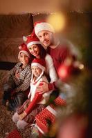 gelukkig familie Bij Kerstmis vakantie foto