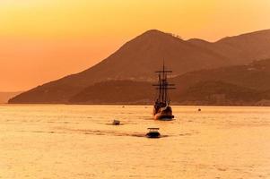 middeleeuws zeilschip in zonsondergang foto