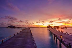 mooi Maldiven paradijs zonsondergang. tropisch antenne landschap, zeegezicht, water villa's verbazingwekkend zee lucht, lagune strand, tropisch natuur. exotisch toerisme bestemming, zomer antenne vakantie, dar visie. foto