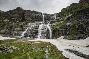 watervallen in Kaukasus bergen foto