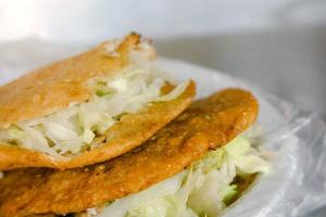 Mexicaans voedsel gordita's gebakken in olie, van vlees kruimels en kaas foto